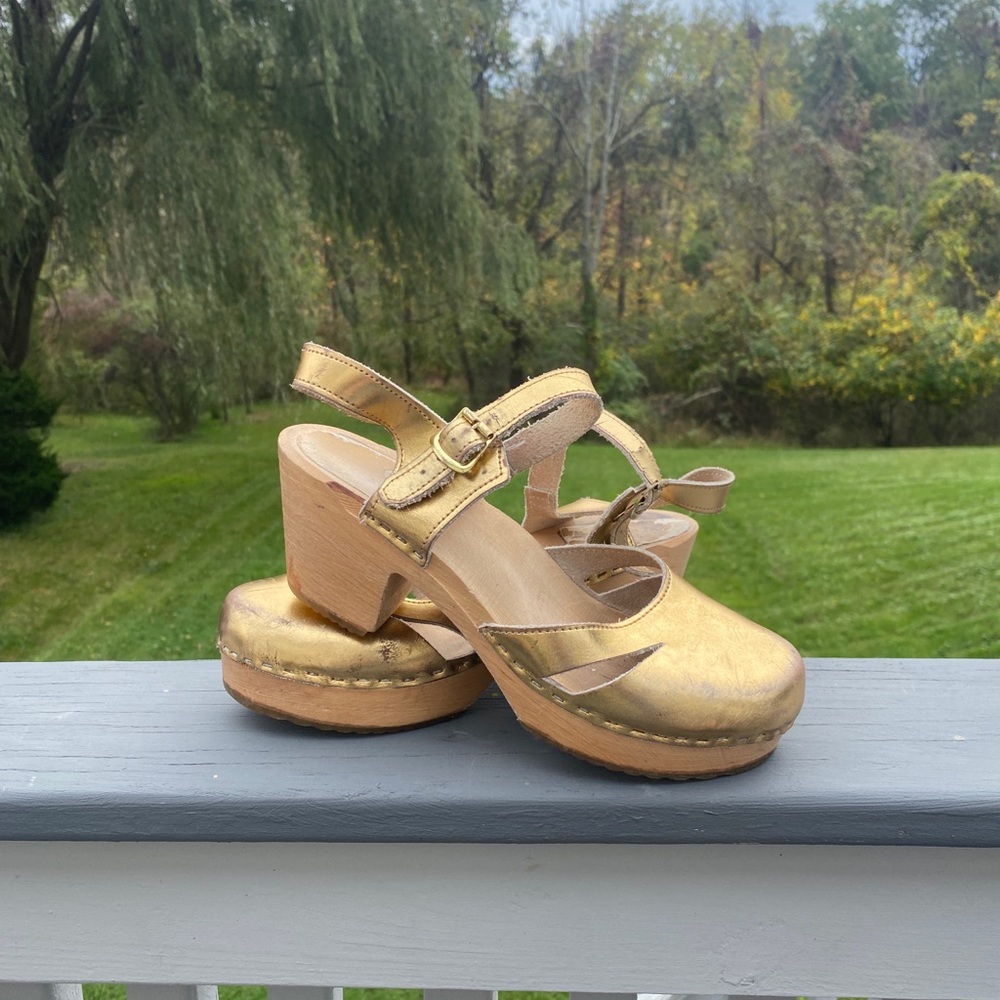 ✨Swedish Hasbeens✨ GOLD sandal clogs w/ buckle